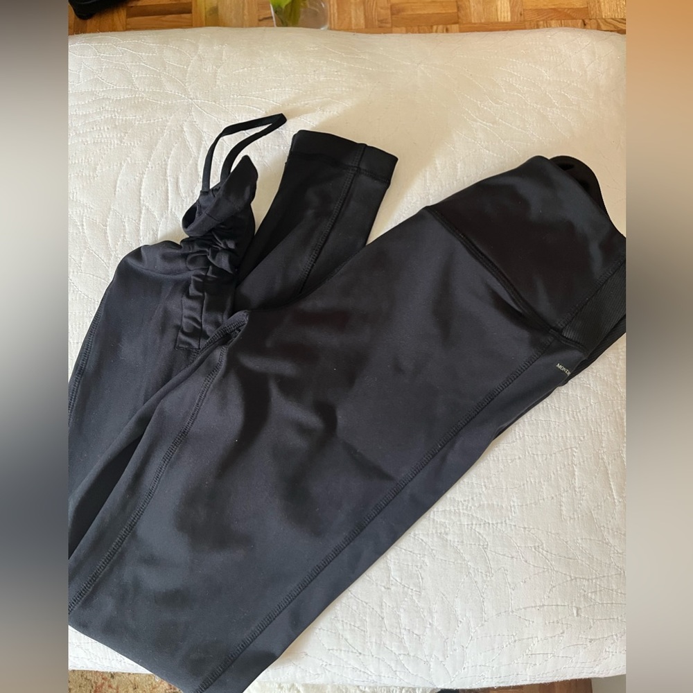 Black LIKE NEW XS leggings with inside ankle drawstrings for dual style 😍😍